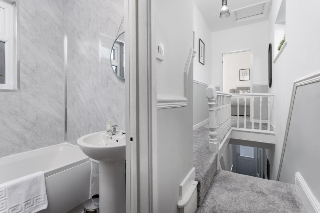 Holiday home Host - Anfield Gem, Pet-friendly With Garden